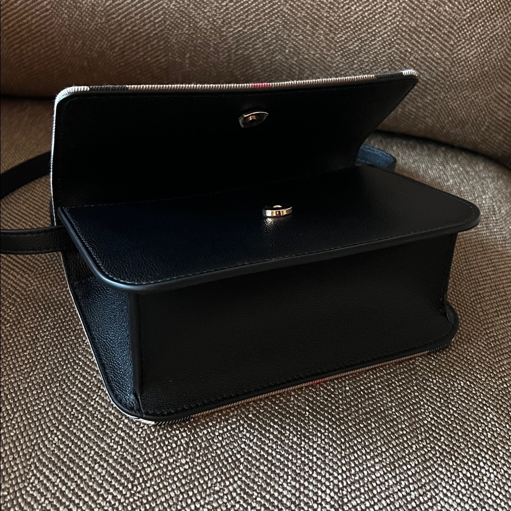 Burberry purse - Picture 14 of 16